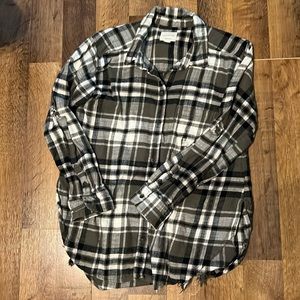 American Eagle Distressed Flannel - size med -olive green/black/cream